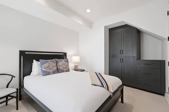 Dormitorio 4: cama tamaño queen, planta baja, cómoda y armario, Smart TV