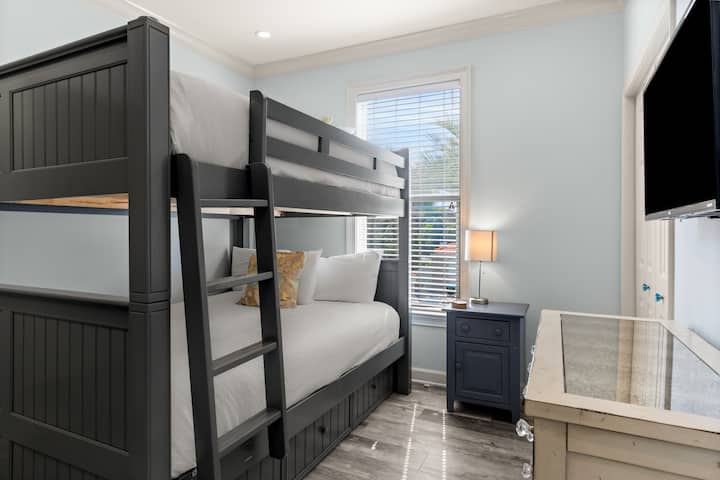 El dormitorio 3 cuenta con una litera queen-over-queen con una cama nido doble y un televisor.