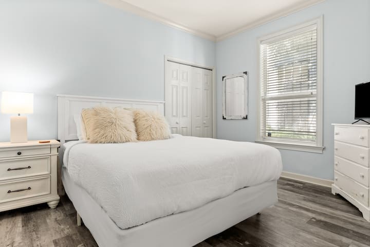 El dormitorio 2 cuenta con una cama tamaño queen y un televisor.