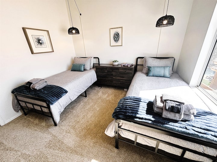 2 غرفة نوم XL تضم سريرين صغيرين