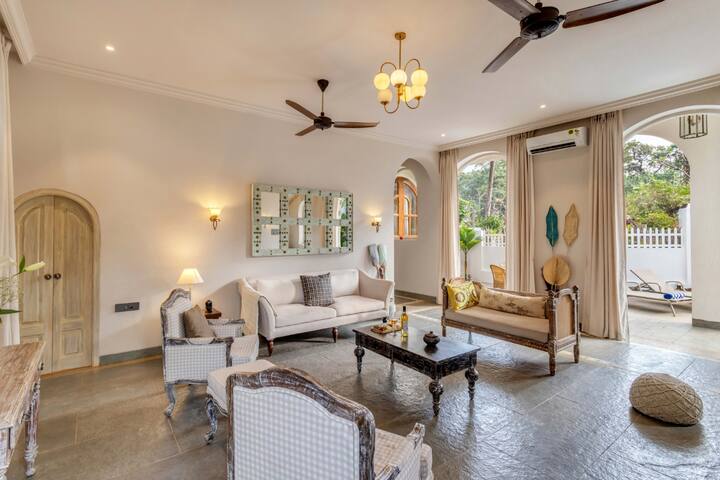 Rooms: Living area