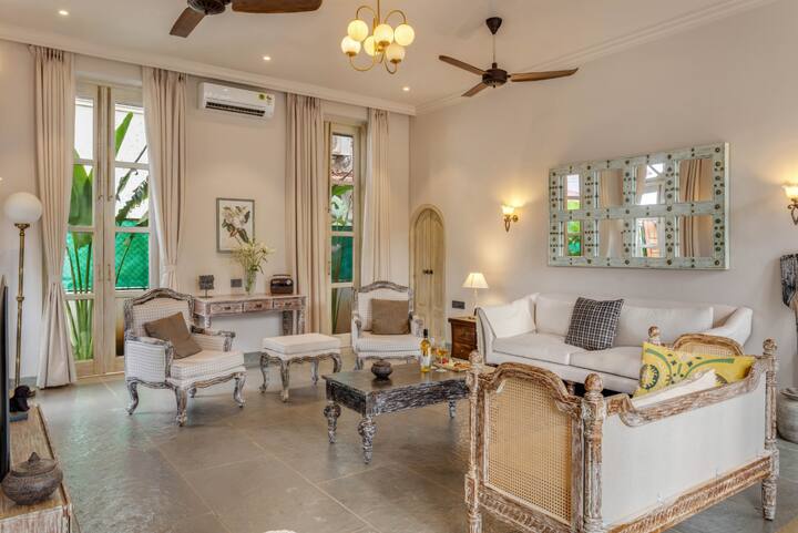 Rooms: Living area