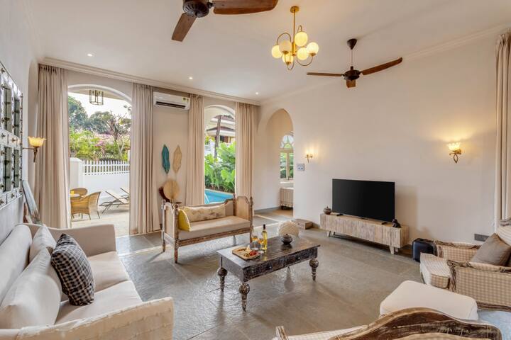 Rooms: Living area