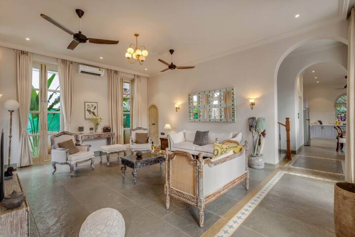 Rooms: Living area