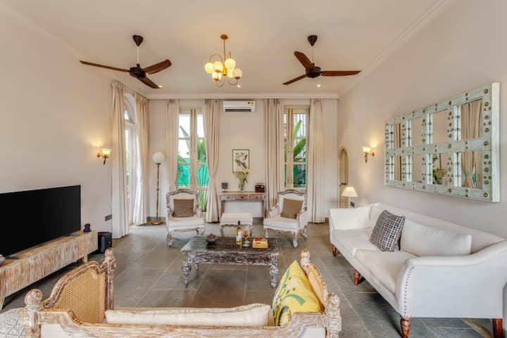 Rooms: Living area