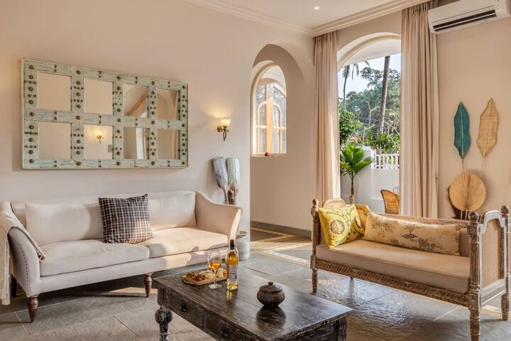 Rooms: Living area
