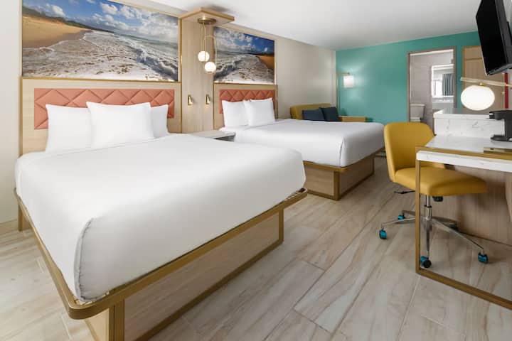 2 Queens | The Vibes Hotel | Poolside Comfort - Wildwood, NJ