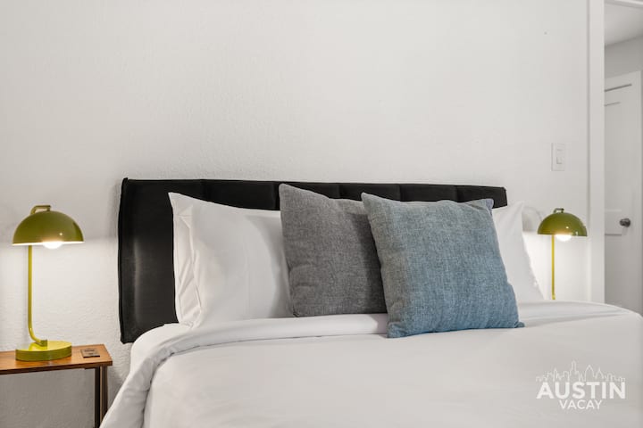 Despiértate renovado en esta acogedora cama tamaño queen con sábanas de lujo personalizadas de estilo hotelero.