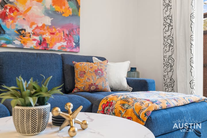 Eso no es solo un sofá. Es una cama tamaño queen disfrazada de una belleza azul y atrevida.