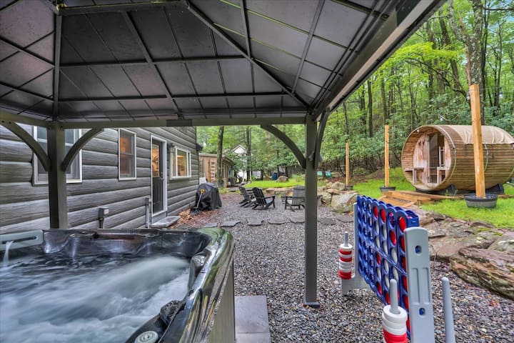 Cozy Woodland Escape-hot Tub, Sauna, Walk To Lake! - Lake Harmony, PA