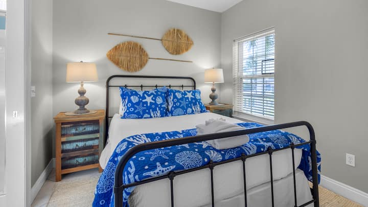 PPPP - סאמרטאון 10 | חדר שינה שני לאורחים עם מיטת קווין סייז