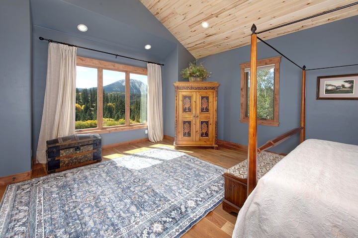 غرفة نوم رئيسية مع سرير كينج وحمام رئيسي داخلي.