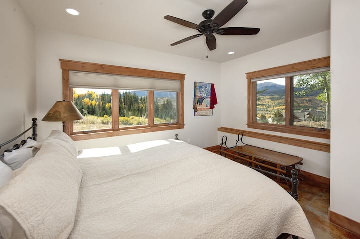 غرفة نوم بسرير بحجم كوين في الطابق السفلي مع حمام مشترك في الردهة.