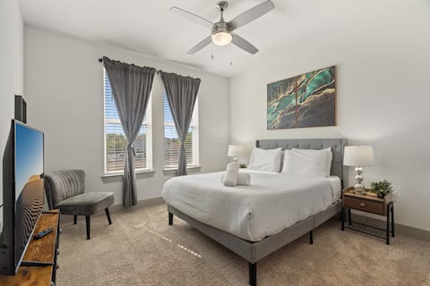 Luxury 2BD/2BA Next to Airport 3768