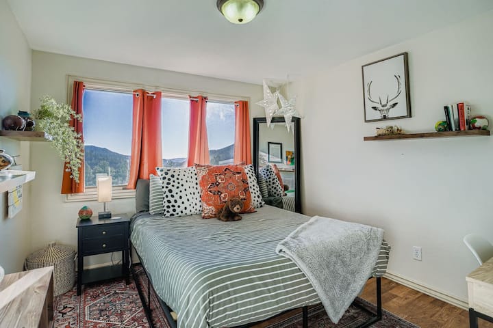 Hosťovská spálňa s manželskou posteľou a krásnym okenným svetlom