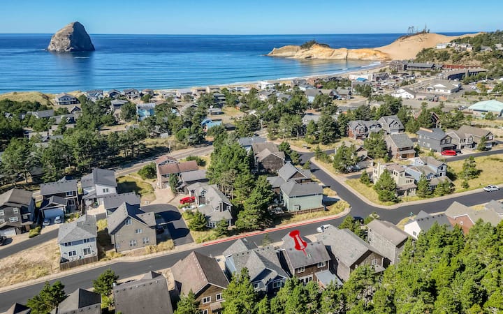 Dory Pointe Home With Hot Tub, Game Room, Fire Pit - Pacific City, OR