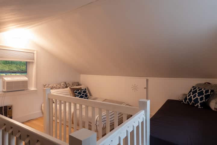 חדר שינה 5 עם מיטה מלאה.