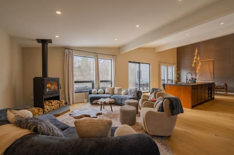 Mountain Views, Hot Tub, Sauna & Game Room Fun
