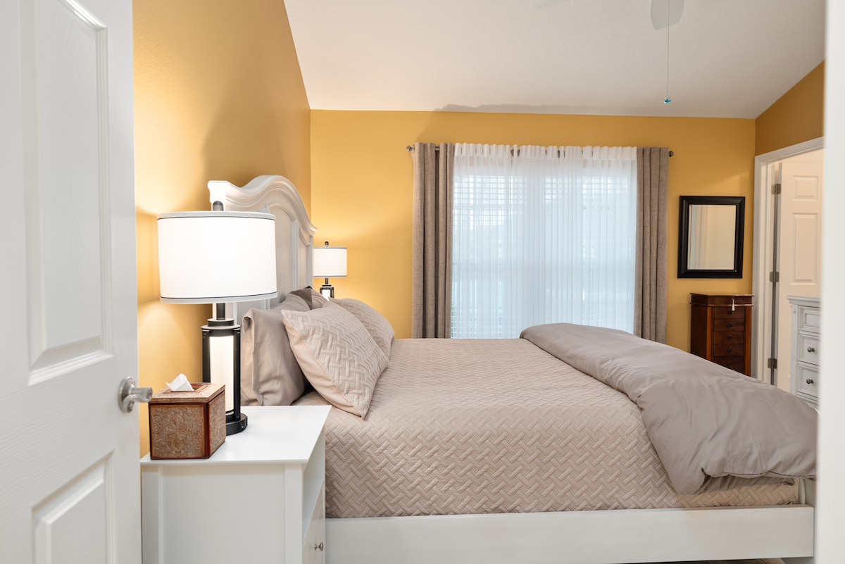 Glavni krevet – veliki bračni krevet – TV s ravnim zaslonom, garderoba i privatna kupaonica