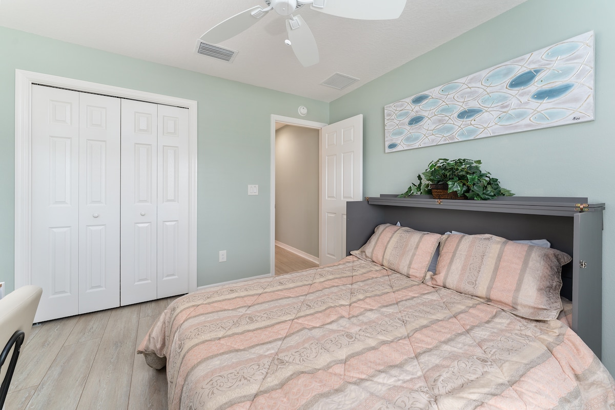 Spavaća soba za goste br. 2 – krevet na razvlačenje (150 – 179 cm) – radni prostor sa stolom, stolicom i pisačem