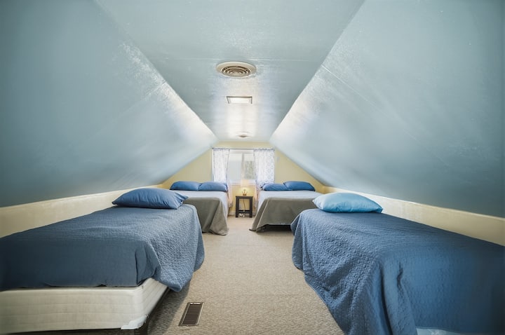 მეორე სართულზე მდებარე ლოფტი 2 ორადგილიანი და 2 ერთადგილიანი საწოლით.