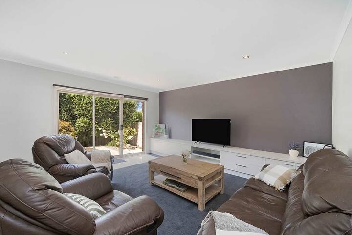 Blue Bird Villa – Cosy Home Away From Home - Hamilton