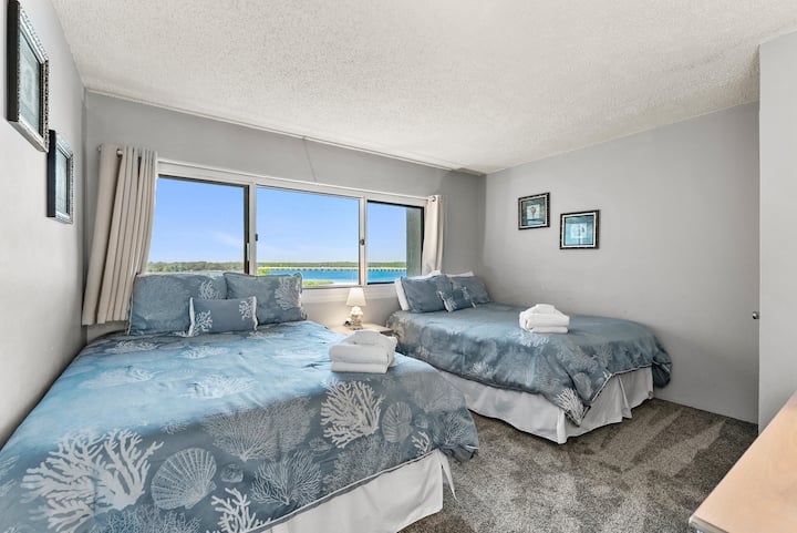 Vaše deti alebo hostia majú k dispozícii dve (2) pohodlné manželské postele (Queen) na spanie. Priamo za ich plecami je pokojný výhľad na Powellovo jazero.