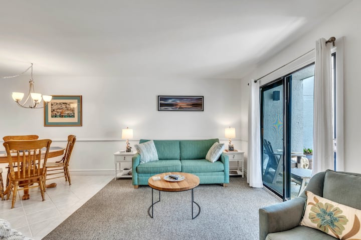 Udobno se smjestite na kauču u dnevnom boravku.