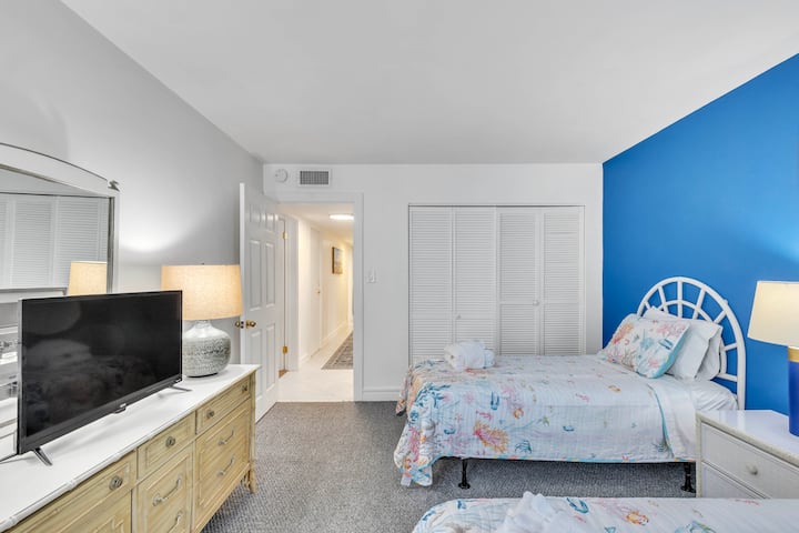 Udobna soba s dva odvojena kreveta.