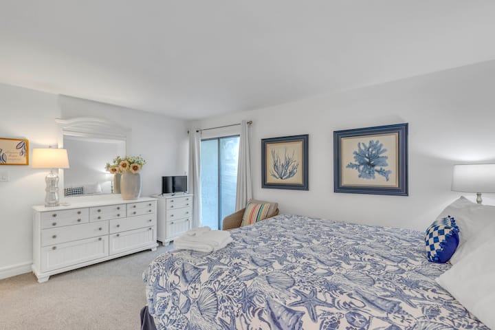 Luksuzni bračni krevet te udobna posteljina i plahte.