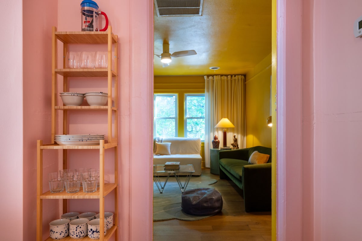 Vista desde la cocina hacia la sala de estar dorada.