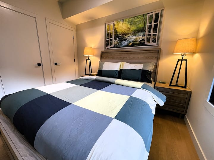 Queensize-dobbeltseng, behagelig med ekstra puder. 55" tv komplimenterer indretningen. 