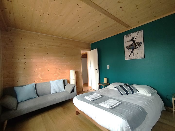 Spavaća soba 2 – krevet 140*200, prostor za odlaganje i kauč