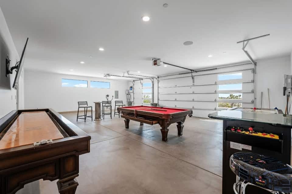 A glass-walled desert house with a game garage, Yucca Valley, California, United States, photo 8 of 10