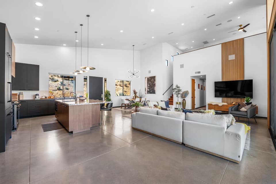 A glass-walled desert house with a game garage, Yucca Valley, California, United States, photo 4 of 10