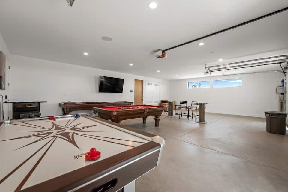 A glass-walled desert house with a game garage, Yucca Valley, California, United States, photo 2 of 10
