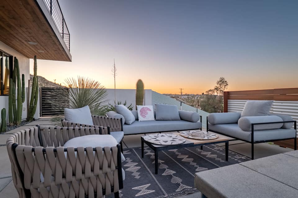 A glass-walled desert house with a game garage, Yucca Valley, California, United States, photo 5 of 10