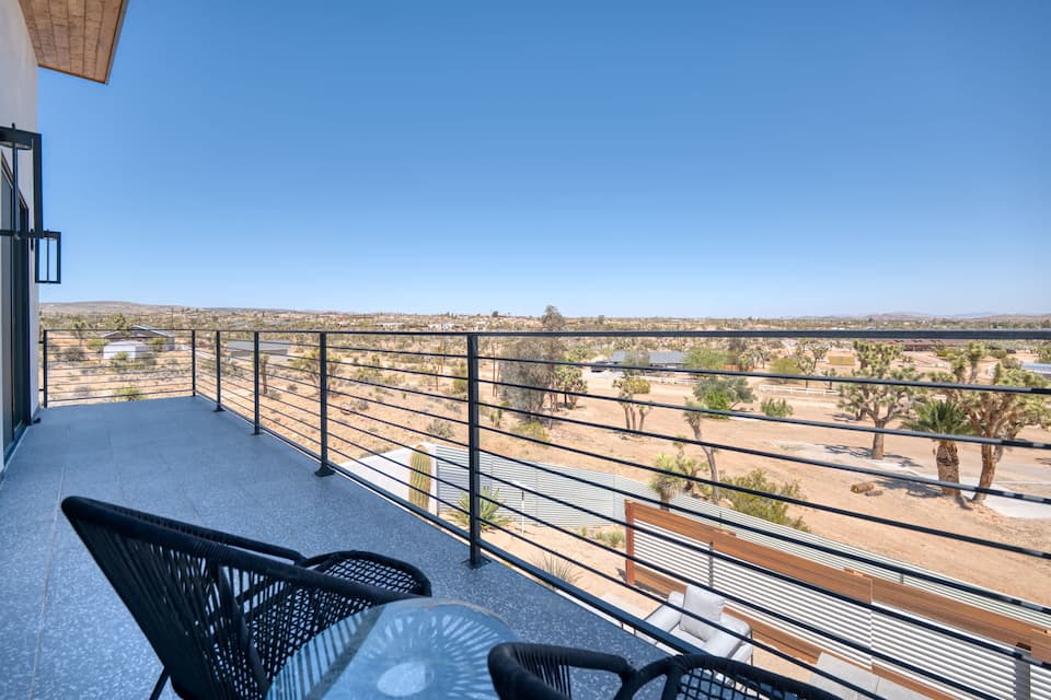 A glass-walled desert house with a game garage, Yucca Valley, California, United States, photo 10 of 10
