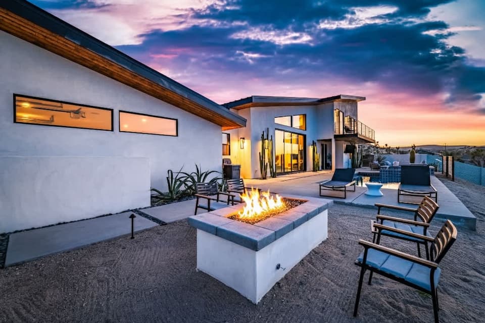 A glass-walled desert house with a game garage, Yucca Valley, California, United States, photo 3 of 10