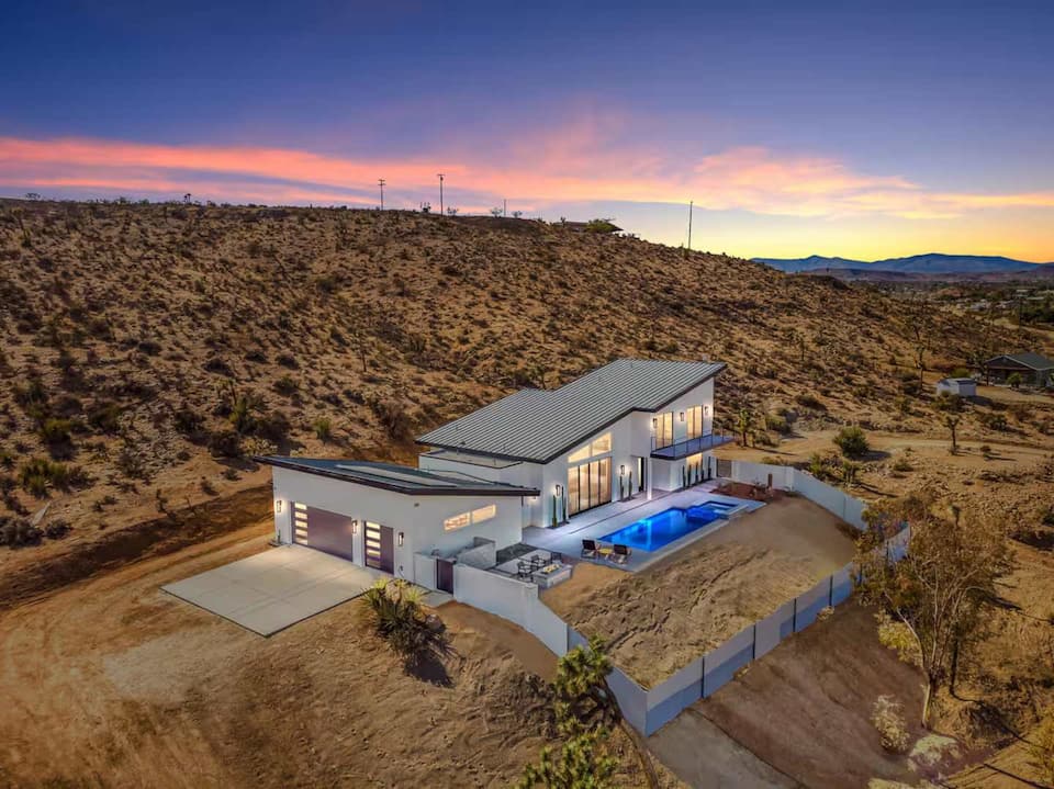A glass-walled desert house with a game garage, Yucca Valley, California, United States, photo 9 of 10