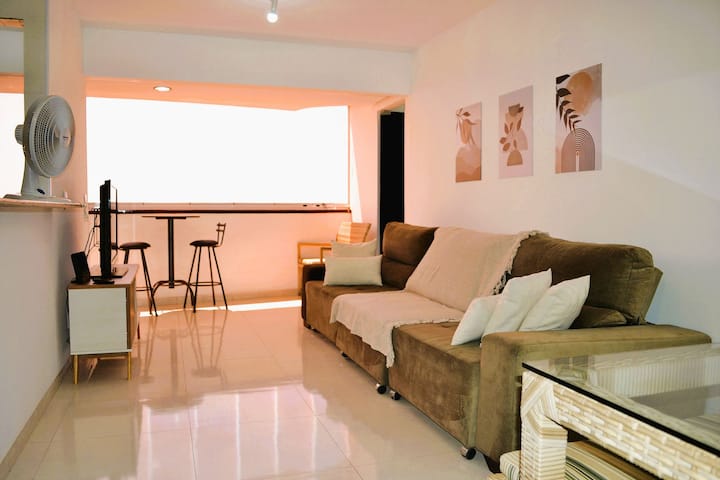 Sala de estar, comedor,TV y medios