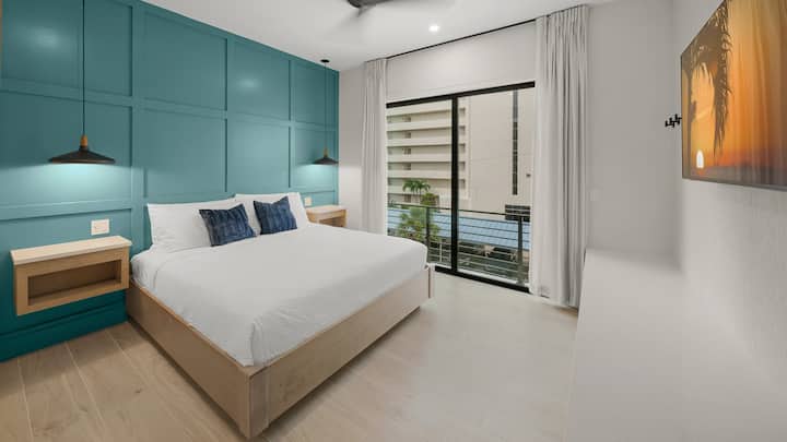 Primer nivel de estar - Dormitorio 3 - Cama tamaño king - Acceso al balcón