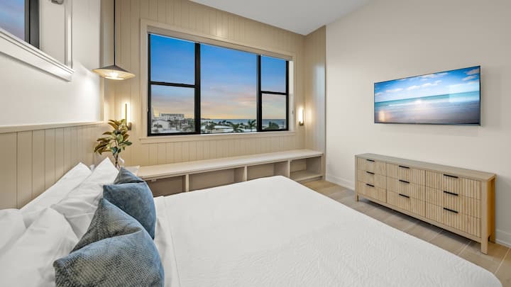 Segundo nivel de estar - Dormitorio principal con baño privado - Cama tamaño king - Vistas al golfo