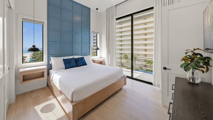 Segundo nivel de estar - Dormitorio 7 - Cama tamaño king - Vistas al golfo - Acceso al balcón - Baño privado