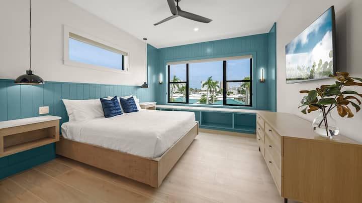 Primer nivel de estar - Dormitorio principal - Cama tamaño king - Vistas al golfo