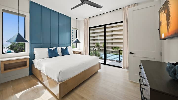 1er nivel de estar - Dormitorio 5 - Cama tamaño king - Vistas al golfo - Acceso al balcón