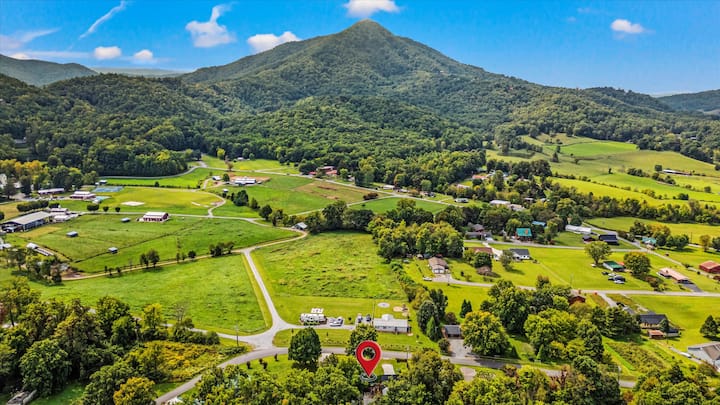2 Cabins in One | Hot Tub- Fenced Yard - Mtn Views - Cabins for