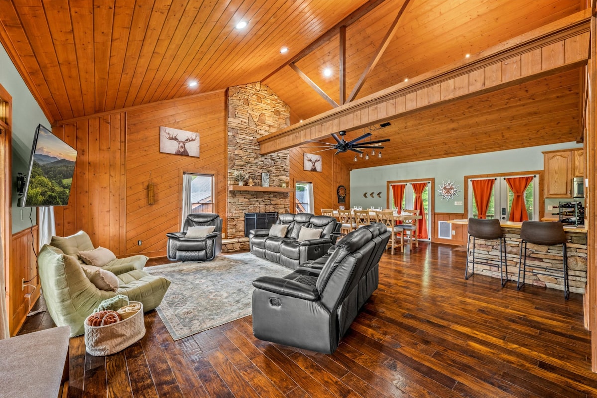 2 Cabins in One | Hot Tub- Fenced Yard - Mtn Views - Cabins for