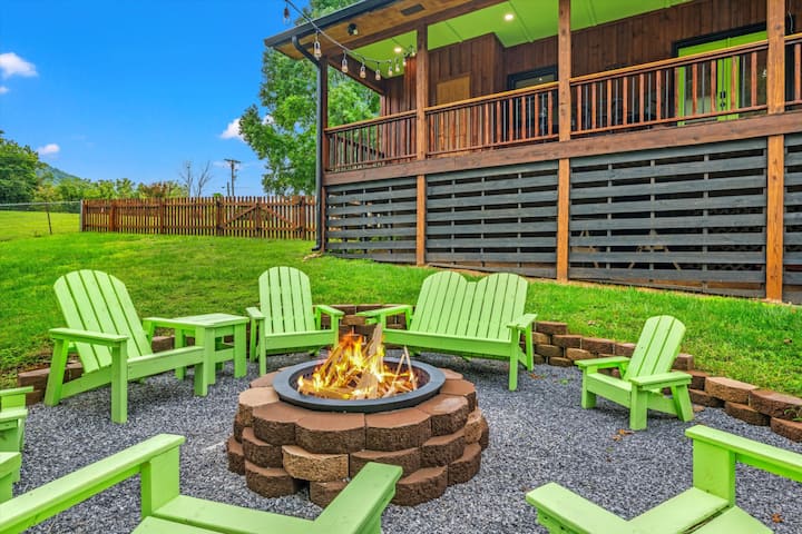 2 Cabins in One | Hot Tub- Fenced Yard - Mtn Views - Cabins for