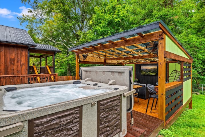 『ジョン・ディクスン・カー　cabin B-13　研究』CD２枚付き 2 Cabins in One | Hot Tub- Fenced Yard - Mtn Views - Cabins for